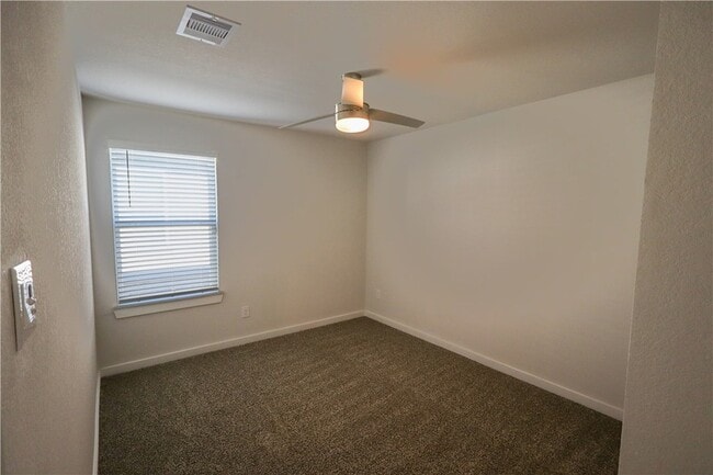 Building Photo - 910 Kickapoo Ln