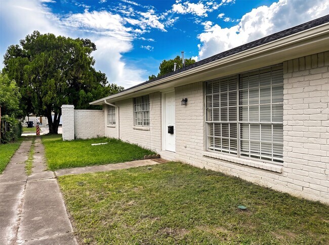 Building Photo - 9332 Derrik Dr