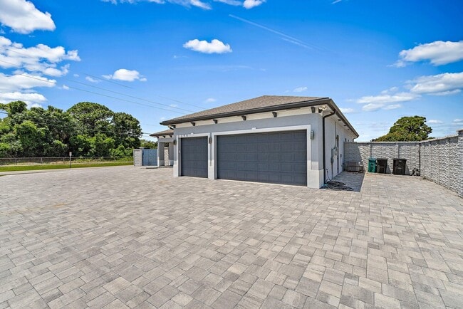 Building Photo - 2298 SE Pear Ln
