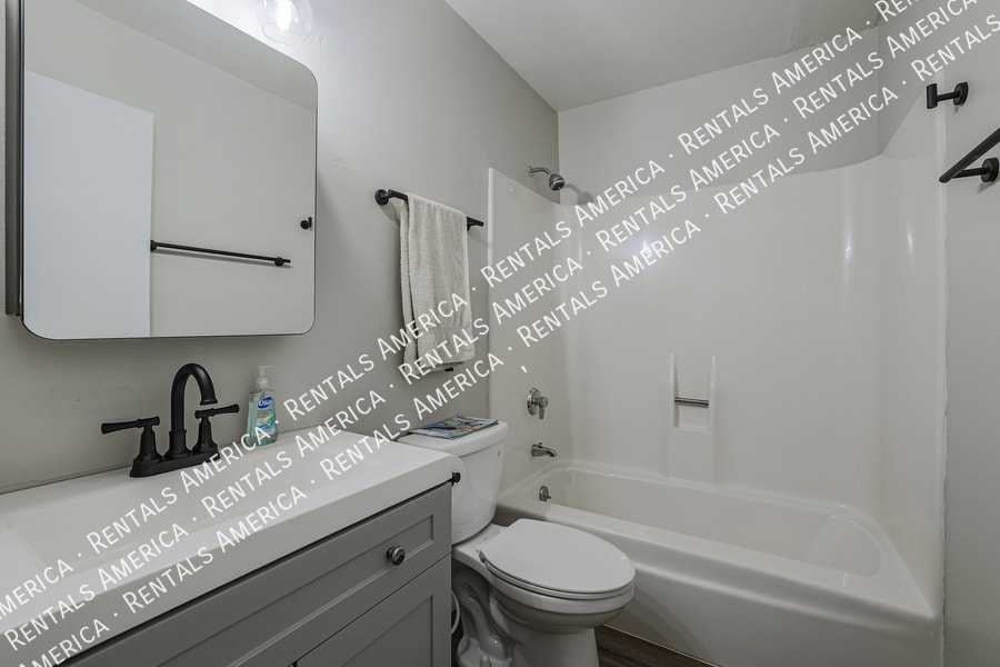 Building Photo - 5005 S Willow Dr