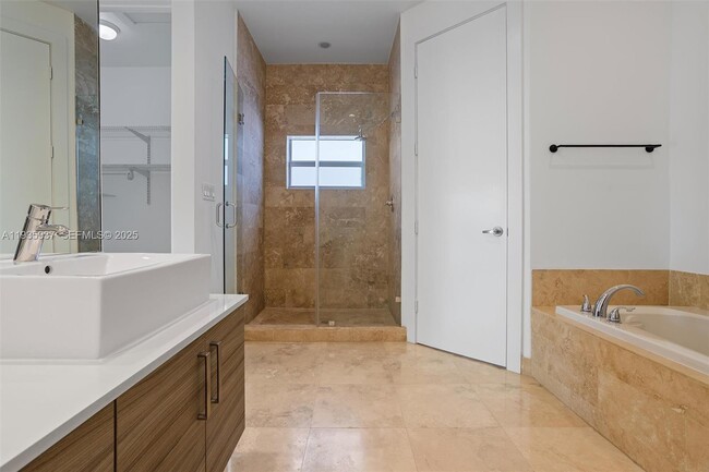 Building Photo - 2784 SW 34th Ave