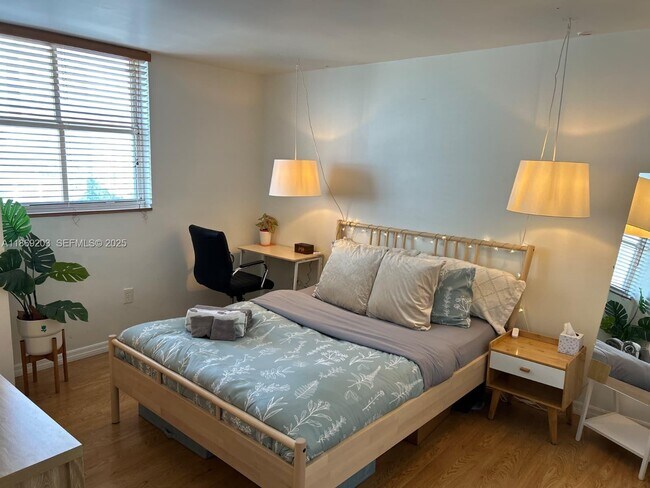 Building Photo - 5880 Collins Ave