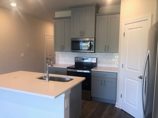 Building Photo - Newer Townhome with 1 Car Garage in Braemar Village! COMING SOON!