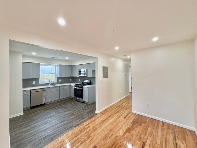 Building Photo - 156 Ridgewood Ave