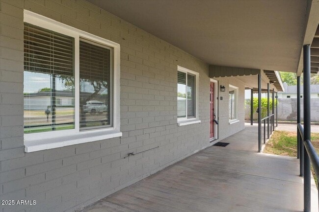 Building Photo - 838 E Belmont Ave
