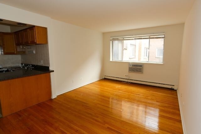 Primary Photo - 533 W Aldine Ave