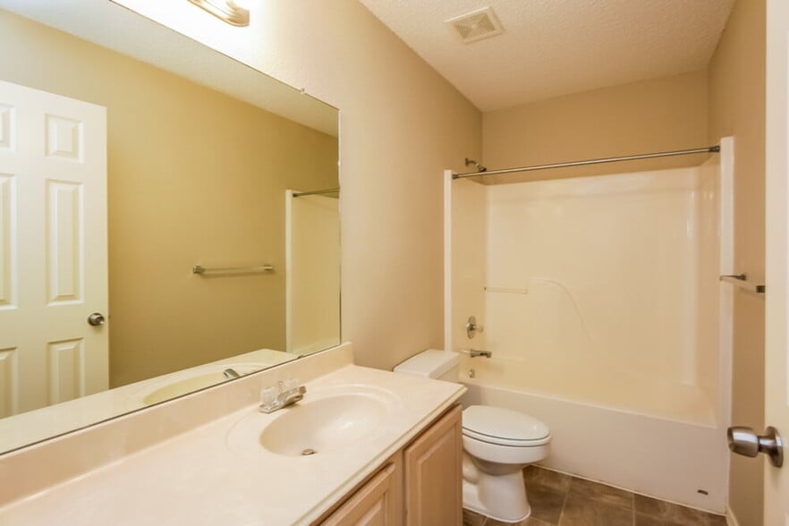 Building Photo - 8112 Broken Arrow Rd