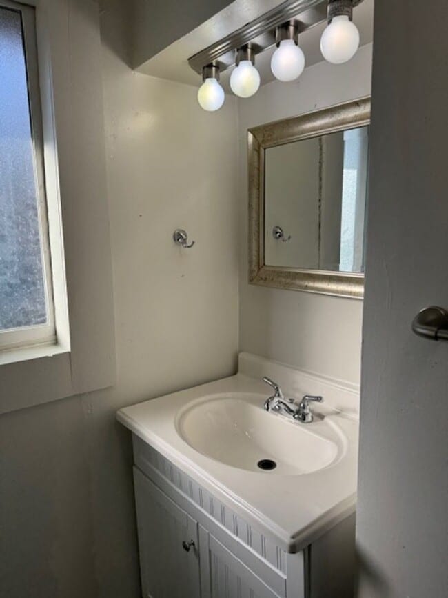 Building Photo - COZY CLASSIC HOME WITH FRESH UPDATES AND BUILT-INS