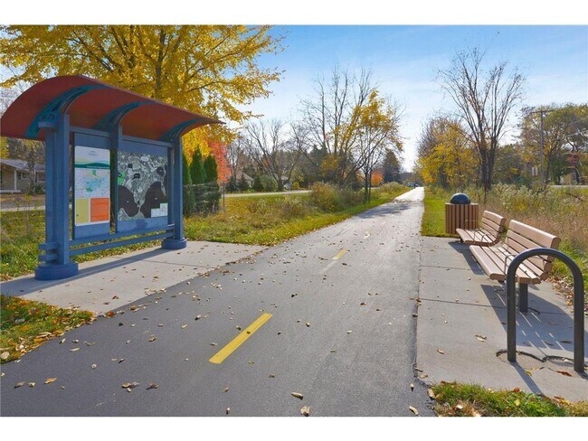 Building Photo - 1042 Circle Dr