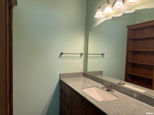 Building Photo - 3011 Belmont Pl