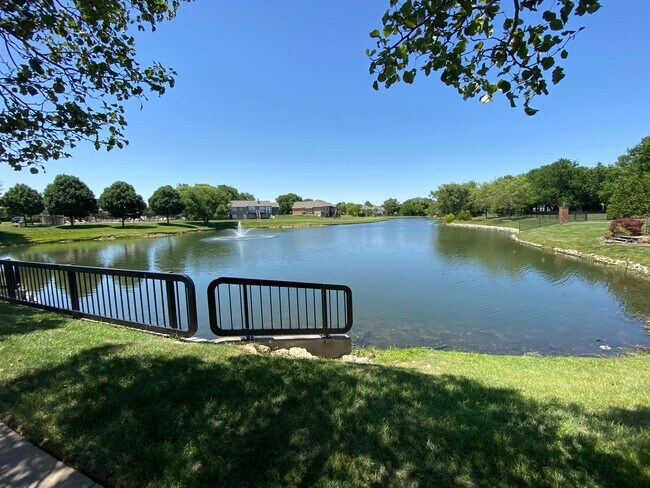 Building Photo - 840 N Bedford Ct