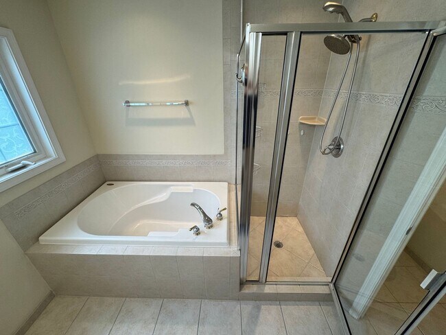 Building Photo - Gorgeous 3 Bed 3 Bath End Unit Brick Townh...
