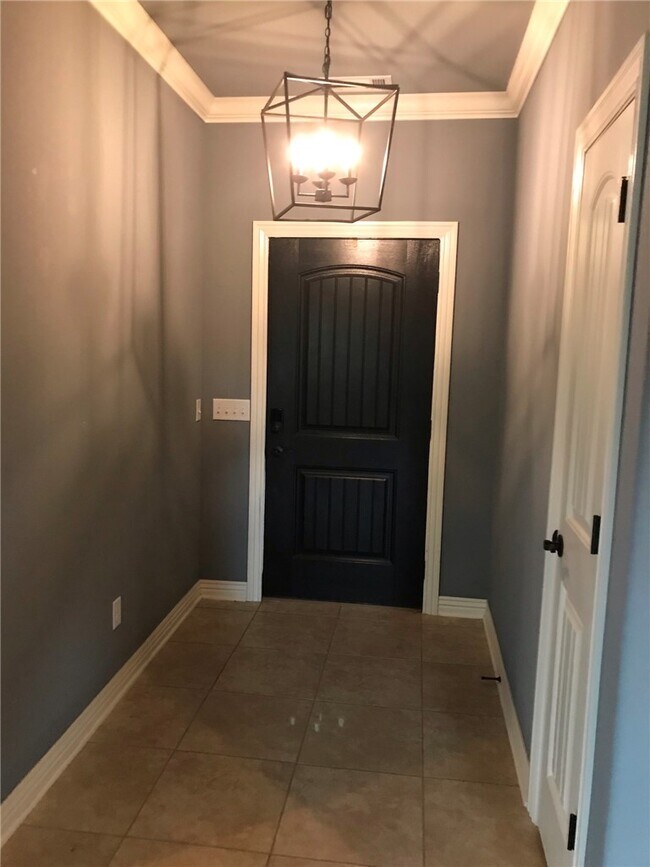 Building Photo - 709 Olivia Ln