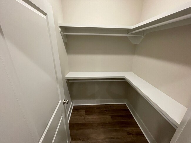 Building Photo - Savannah Square - 3BR/3BA For Rent