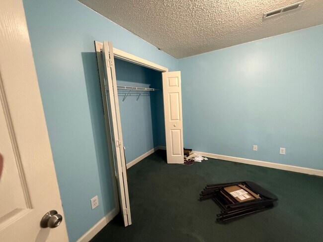 Building Photo - 4/2 Home Available Now!