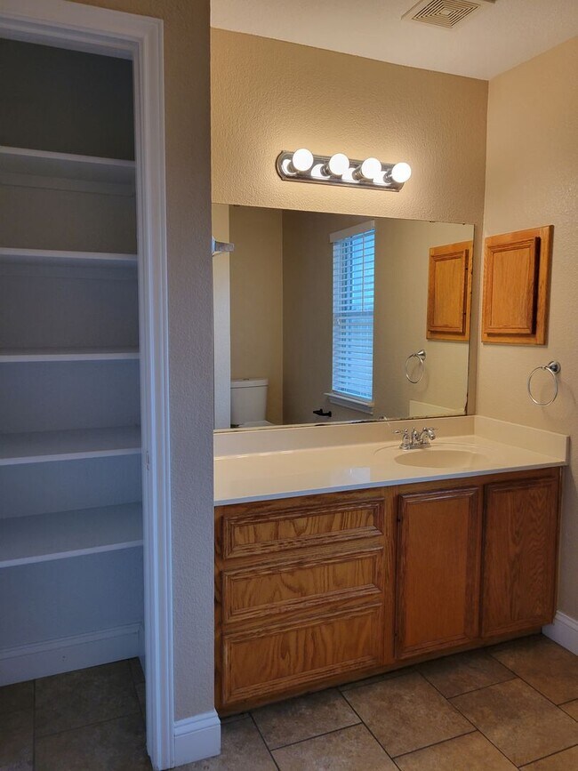 Building Photo - HUGE 4-5 BEDROOM IN HARKER HEIGHTS - OVER 2700 SQ FT