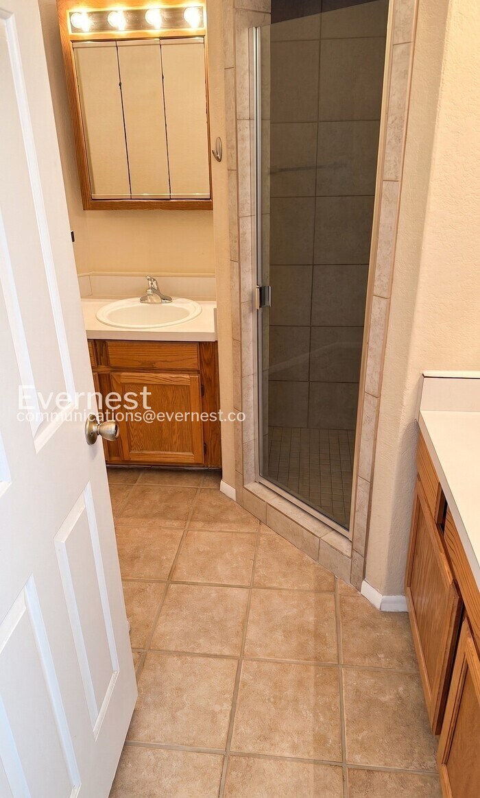 Building Photo - 6655 N Canyon Crest Dr