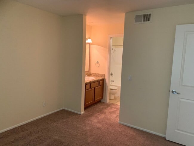 Building Photo - 1 Bedroom 1Bathroom Burbank Condo! Ready for Move-In!