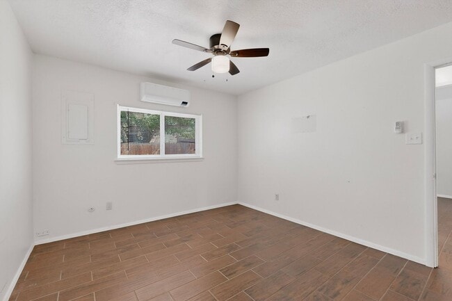 Building Photo - Close in West Side 2 bedroom 1.75/ba 1/cg