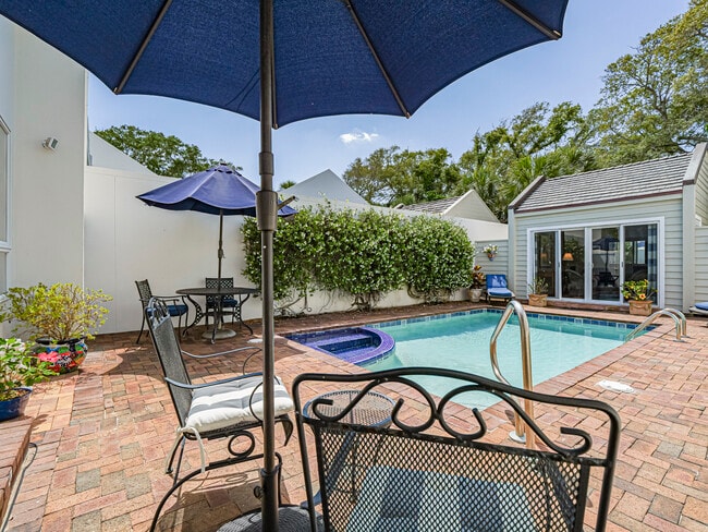 Building Photo - 8367 Baytree Dr