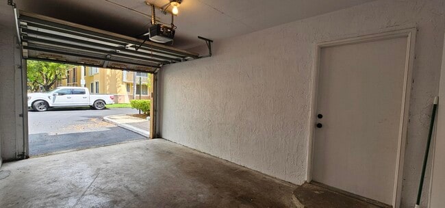 Building Photo - 400 Scotia Dr