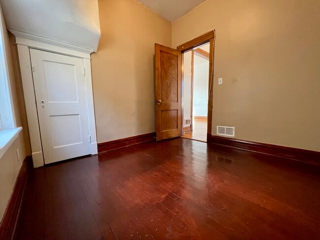 Building Photo - 2155 N Kilbourn Ave