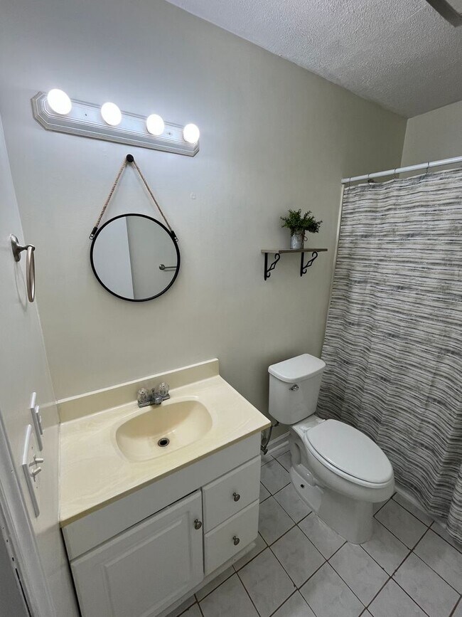 Building Photo - Nice One-Level 3 Bedroom 1.5 Bath Home
