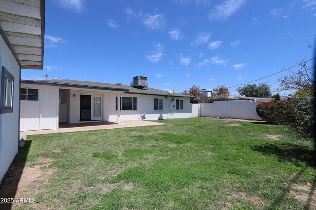 Building Photo - 6907 E Earll Dr