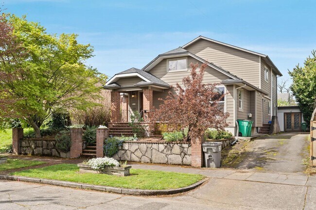 Building Photo - Unique, spacious 4-bdrm/3-bath Craftsman w/ lots of character. Bonus room, near Alberta District!