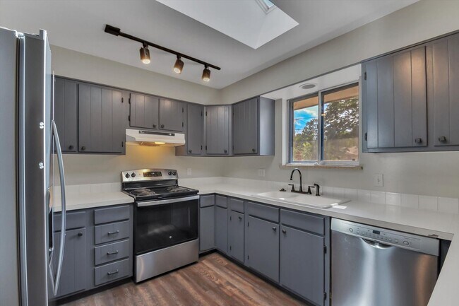 Building Photo - Beautiful, Bright & Move-In Ready Ranch in Desirable West Arvada