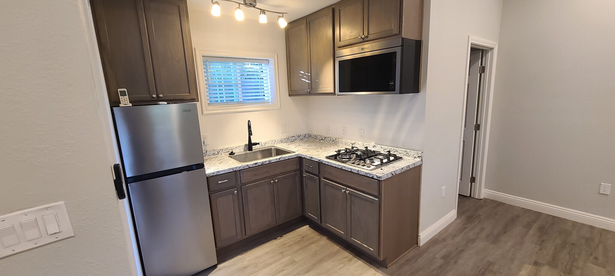 Kitchen - 909 Begonia St