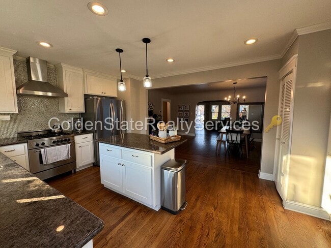 Building Photo - Pleasant St