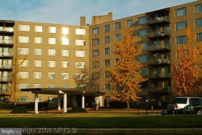 Building Photo - 3450 Toledo Terrace