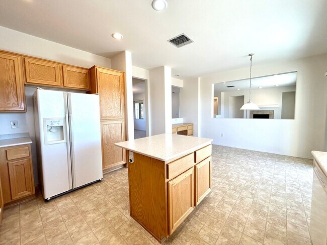 Building Photo - Single story 55+ community on golf course