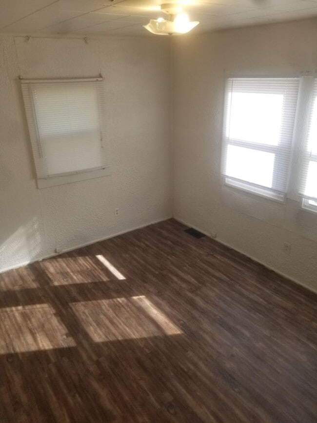 Building Photo - 2 bedroom home available in Rockford