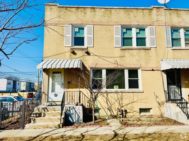 Building Photo - 6606 N Damen Ave