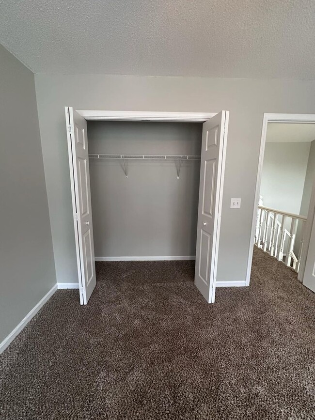 Building Photo - Rolling Acres!!! End Unit!!!  New Carpet! ...