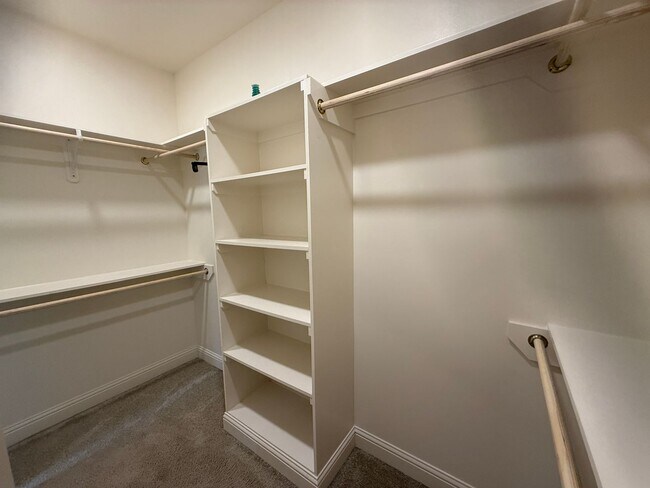 Building Photo - 908 Lakehaven Dr