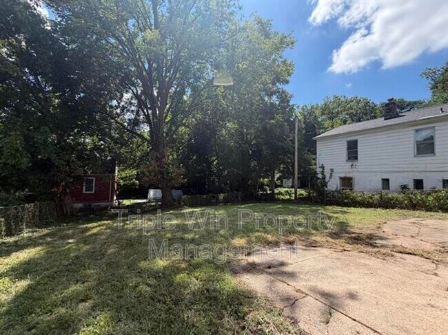 Building Photo - 8126 Albin Ave