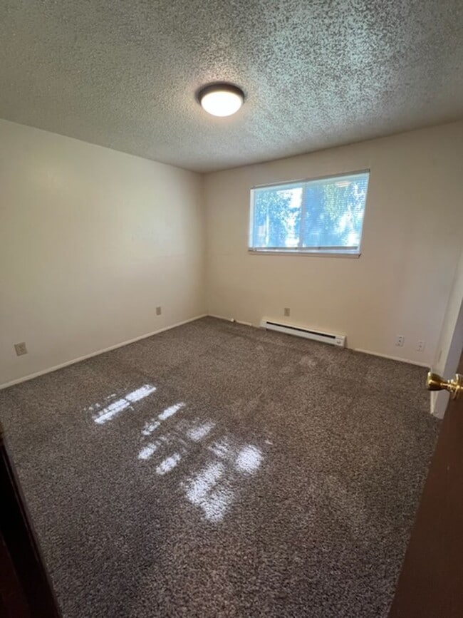 Building Photo - Spacious 2 bed, 1 bath duplex with air con...