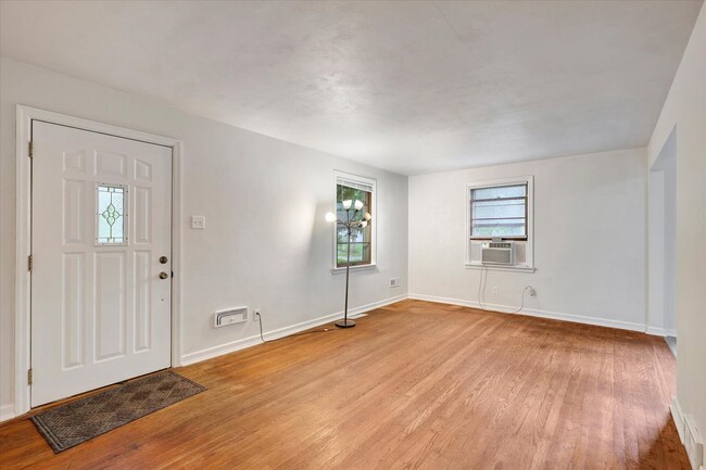 Building Photo - 2 BED / 1 BATH HOUSE NEAR CAMPUS W/ CHARMI...