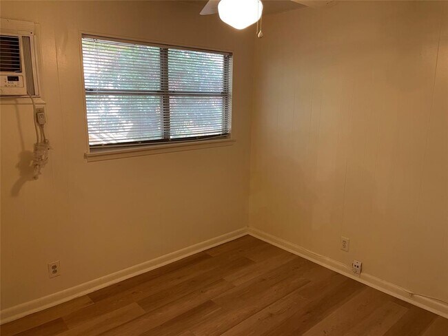 Building Photo - 2711 Hemphill Park