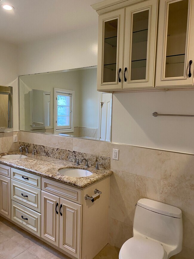 Building Photo - 907 S Wooster St