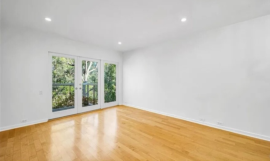 Building Photo - 330 S Barrington Ave