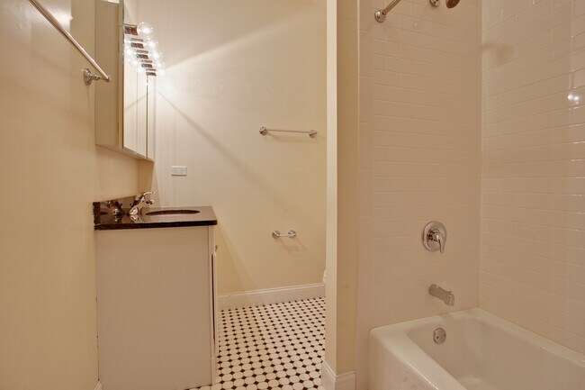 Building Photo - 5419 S Hyde Park Blvd