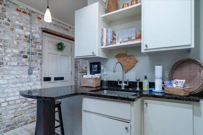 Building Photo - Downtown Cottage- Fully Furnished