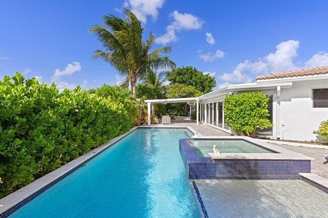 Building Photo - 391 SE 7th Ave