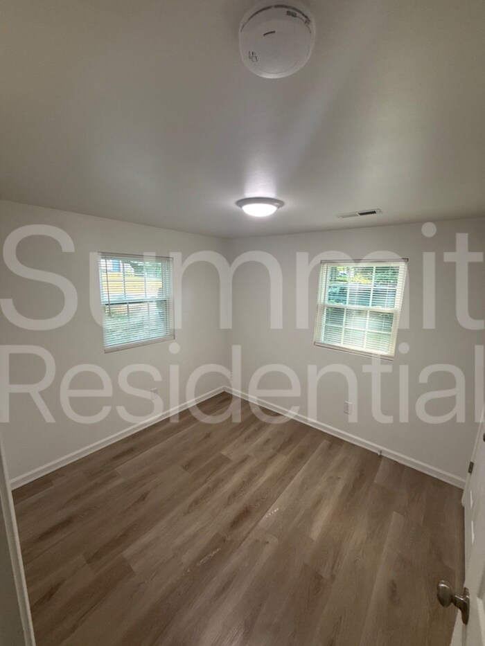 Building Photo - 604 Betty St