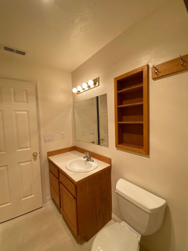 Building Photo - Charming Veneta Home!