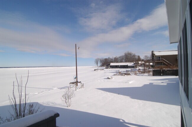 Building Photo - 7099 Lakeshore Rd